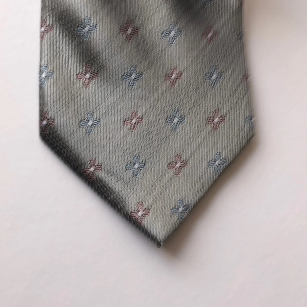 La Leta 100% Silk Floral Gray One Size business attire Tie